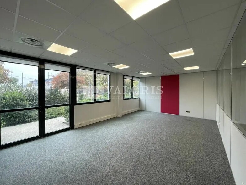 Office in Lyon for lease - Building Photo - Image 2 of 13