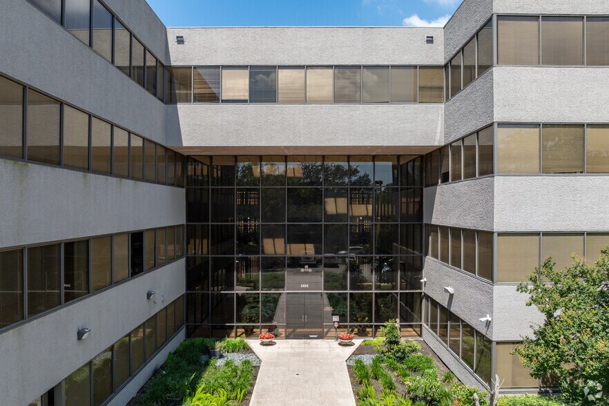 2400 Augusta Dr, Houston, TX à louer - Photo du bâtiment - Image 3 de 22