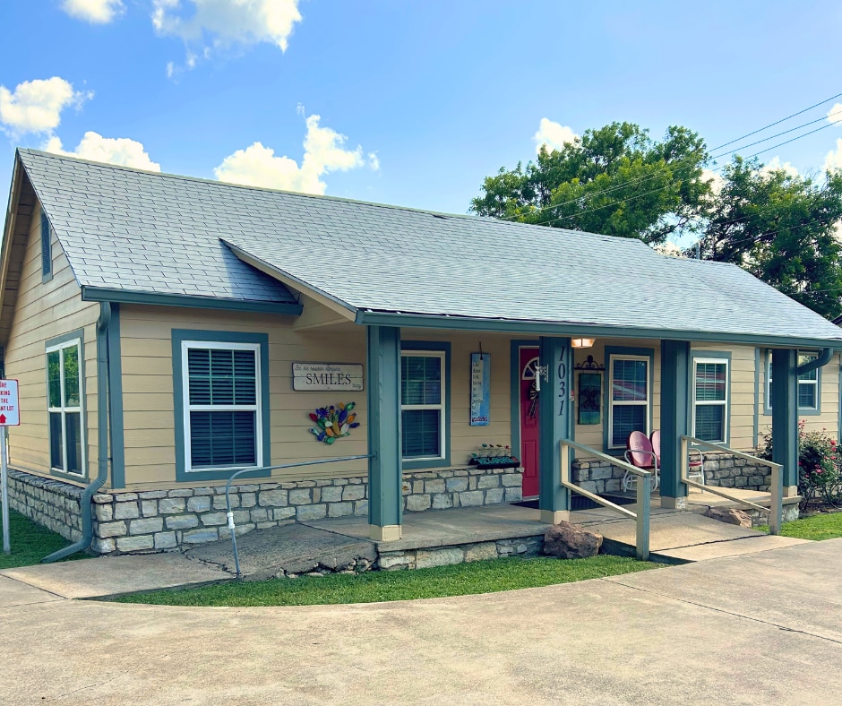 1031 W Pearl St, Granbury, TX for lease Building Photo- Image 1 of 17