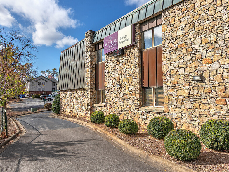 7 Orchard St, Asheville, NC à louer - Photo du bâtiment - Image 3 de 12