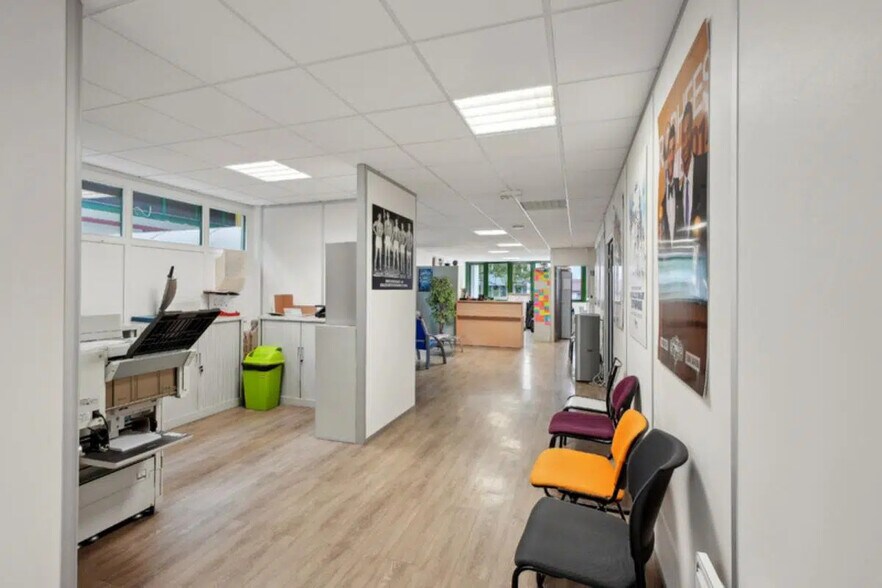 1-3 Rue Colonel Chambonnet, Bron for sale - Interior Photo - Image 3 of 15