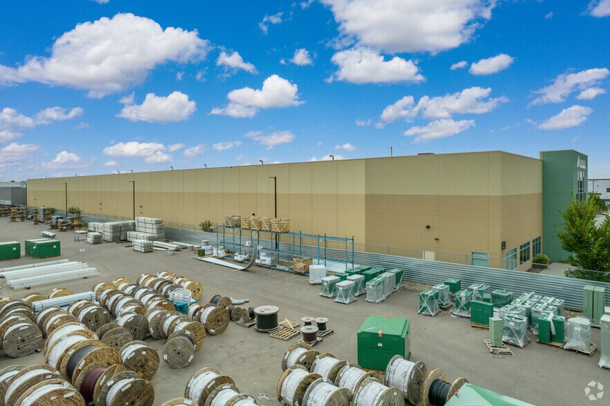 11056 48th St SE, Calgary, AB à louer - Photo du bâtiment - Image 3 de 5