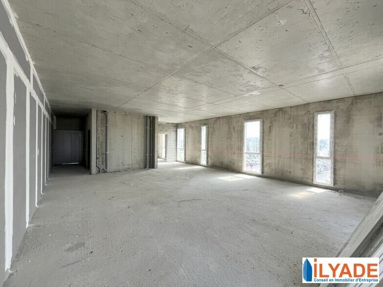 Retail in Manosque for sale - Interior Photo - Image 2 of 10