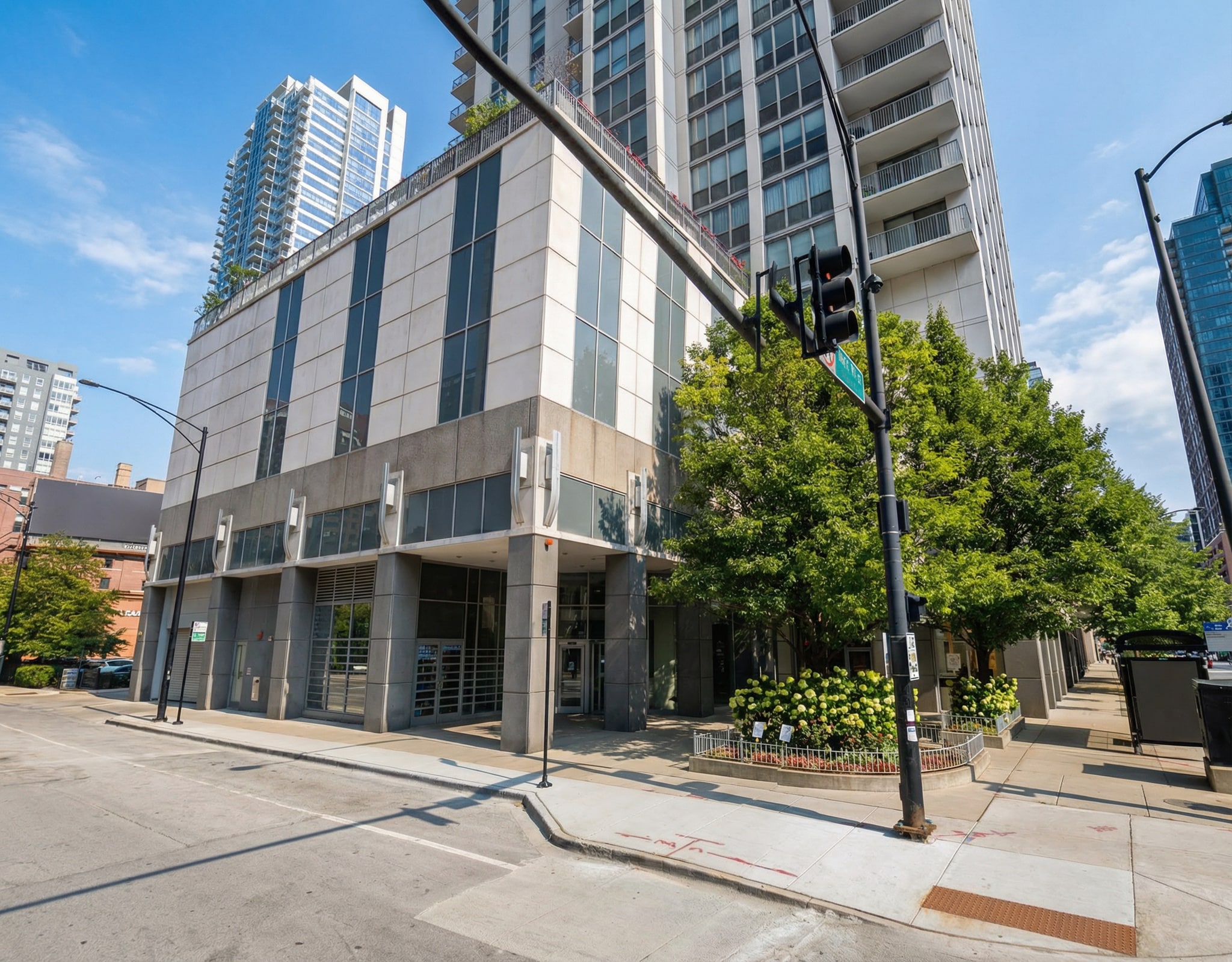 200 W Grand Ave, Chicago, IL for lease Primary Photo- Image 1 of 6