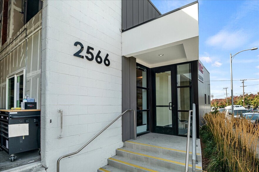 2566 Bay Rd, Redwood City, CA à vendre - Photo du bâtiment - Image 2 de 20