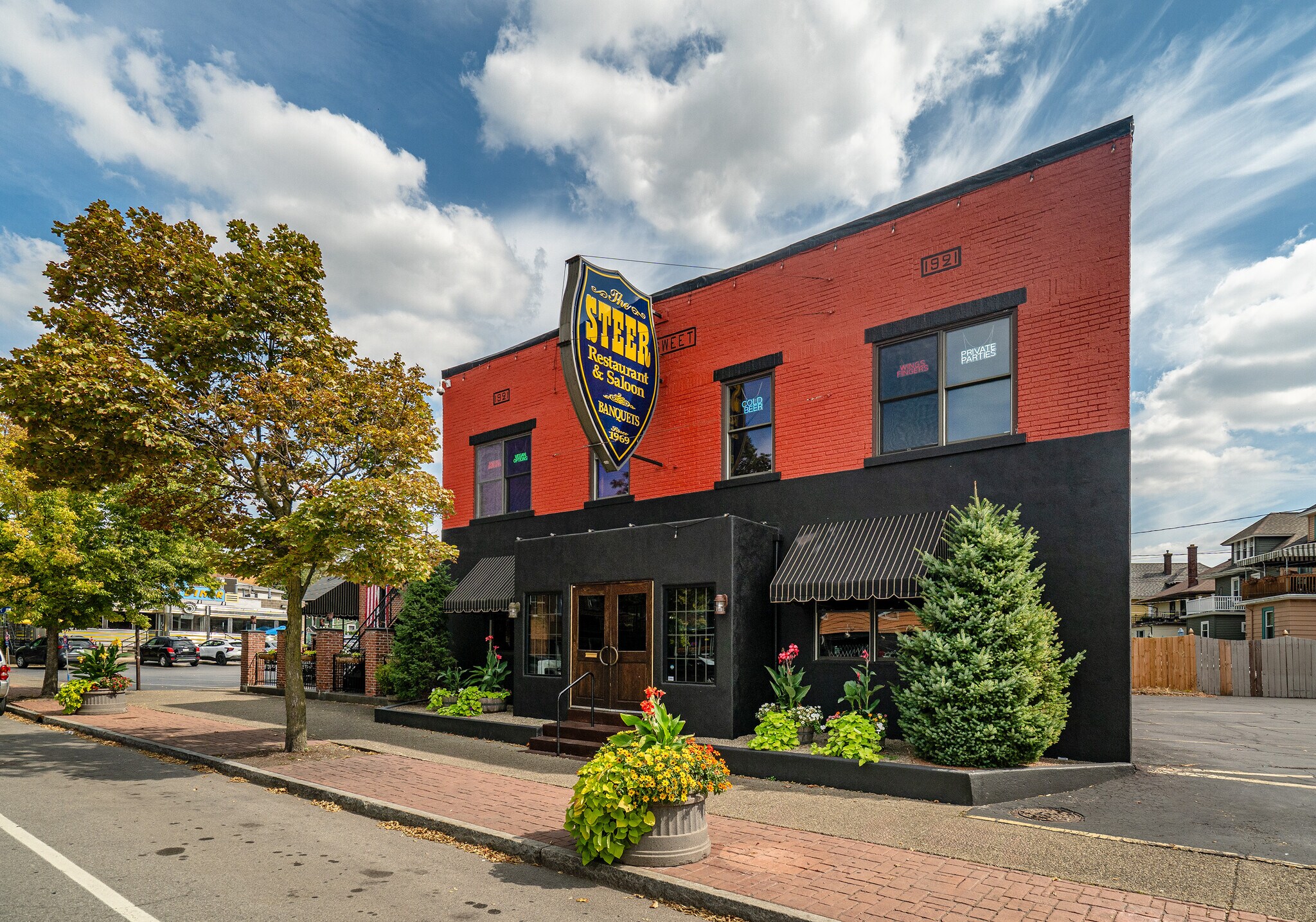 3149-3165 Main Street portefeuille de 2 propriétés à vendre sur LoopNet.ca Photo du bâtiment- Image 1 de 102