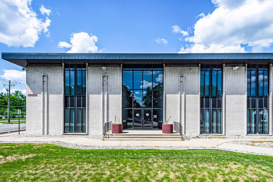 16500 W 12 Mile Rd, Southfield, MI à vendre - Photo du bâtiment - Image 3 de 32