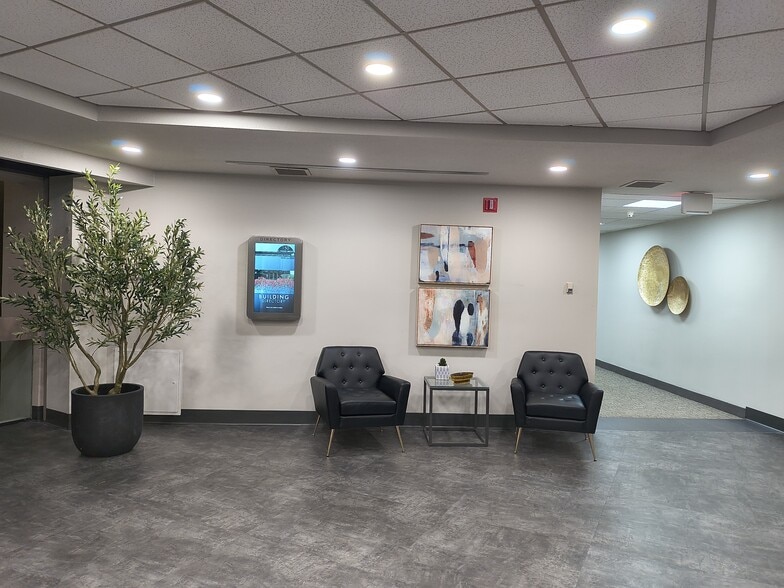 150 E Wilson Bridge Rd, Worthington, OH for lease - Lobby - Image 2 of 11