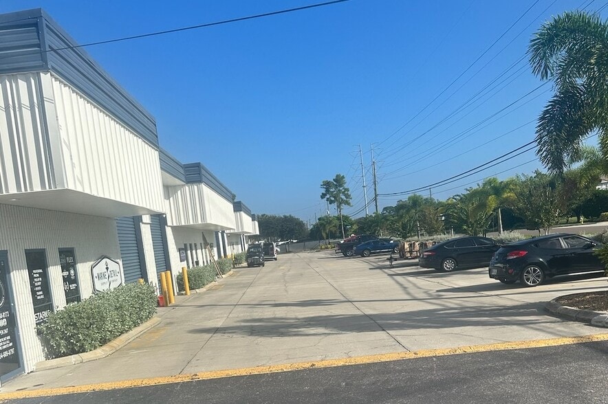 2770 Summerdale Dr, Clearwater, FL for lease - Building Photo - Image 3 of 5