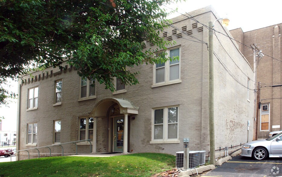 401-403 NE Jefferson Ave, Peoria, IL à louer - Photo du bâtiment - Image 2 de 5