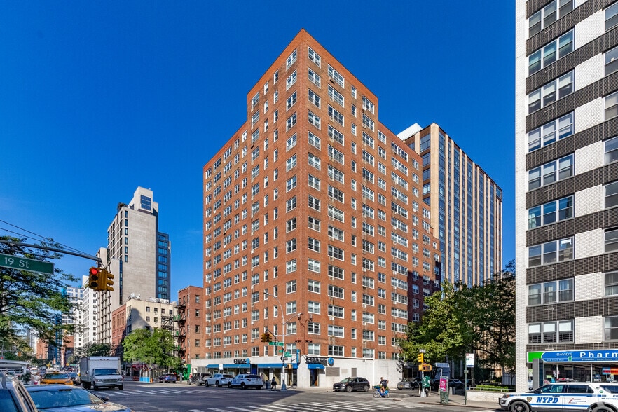 233 3rd Ave, New York, NY for lease - Primary Photo - Image 2 of 4