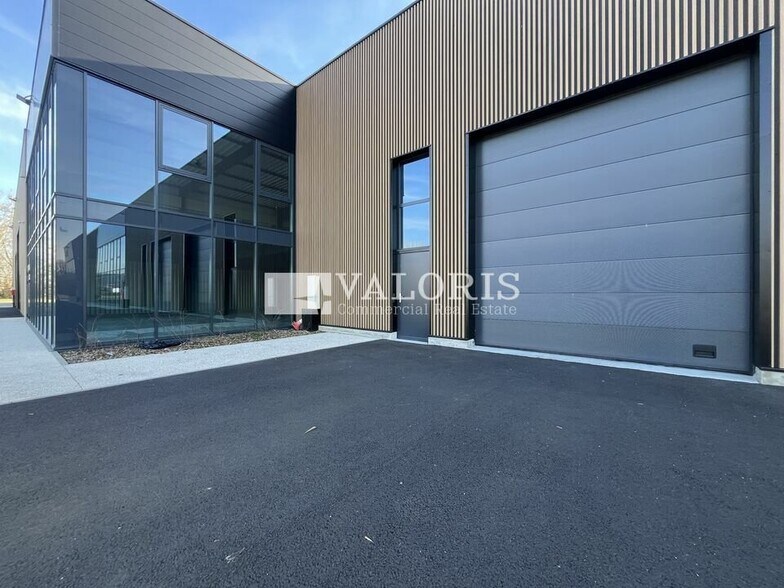 317 Rue Du Vauzel, Ambérieux à louer - Photo du bâtiment - Image 2 de 6