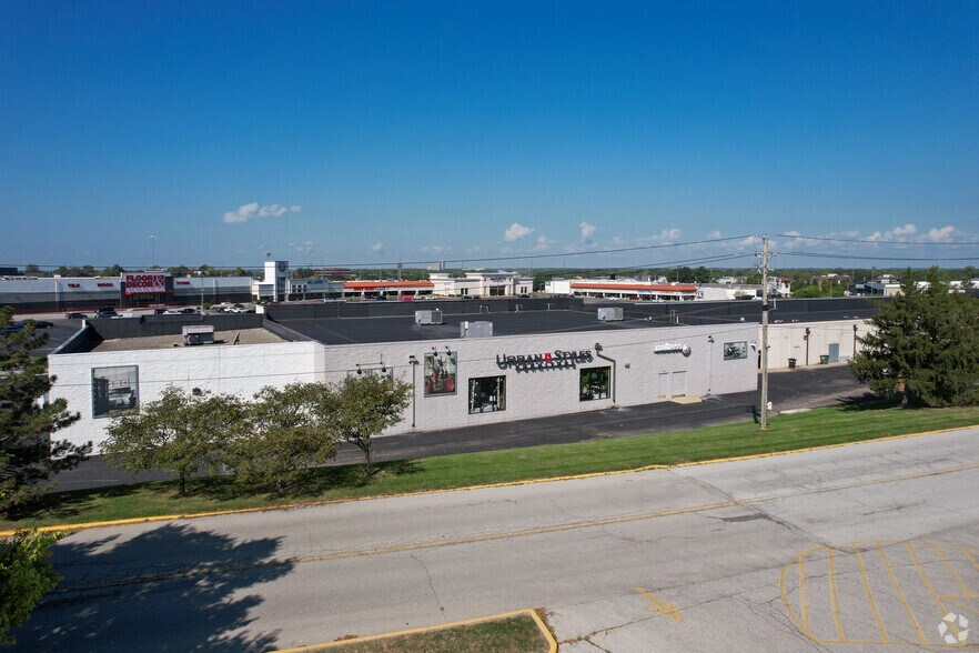 8369-8475 Castleton Corner Dr, Indianapolis, IN à louer - Photo du bâtiment - Image 2 de 3