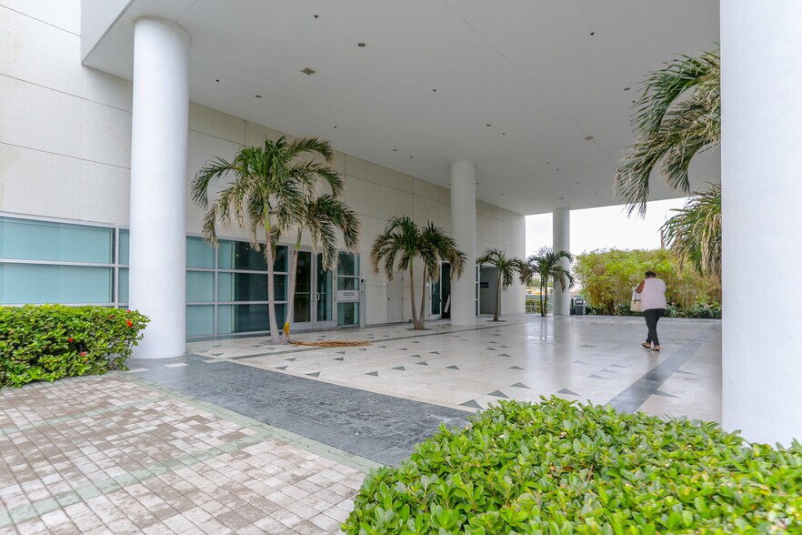 20900 NE 30th Ave, Aventura, FL à louer - Photo du bâtiment - Image 2 de 24