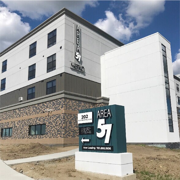 202 E Greenfield Ln, Bismarck, ND à louer - Photo du bâtiment - Image 2 de 4