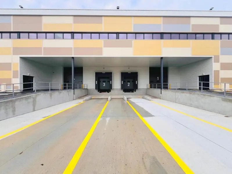 Flex in Plaisir for lease Building Photo- Image 1 of 24