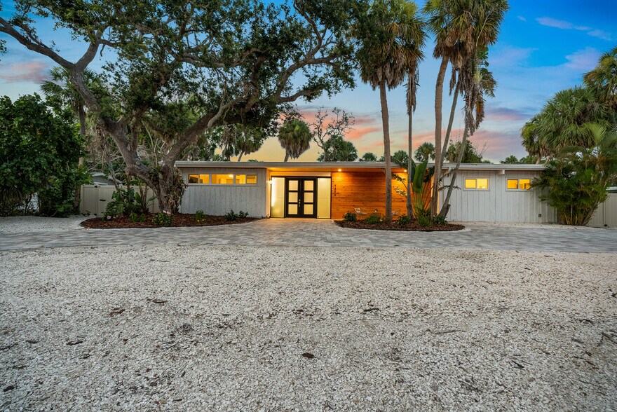 4879 Commonwealth Dr, Siesta Key, FL à vendre - Photo du bâtiment - Image 2 de 44