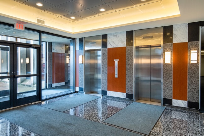 Plus de détails pour 555 Broadhollow Rd, Melville, NY - Coworking à louer