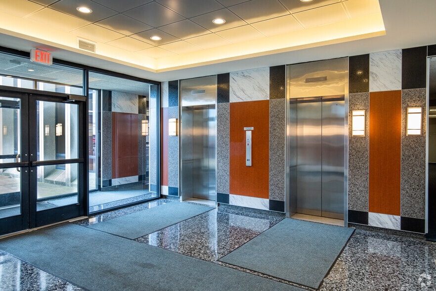 555 Broadhollow Rd, Melville, NY for lease - Lobby - Image 1 of 1