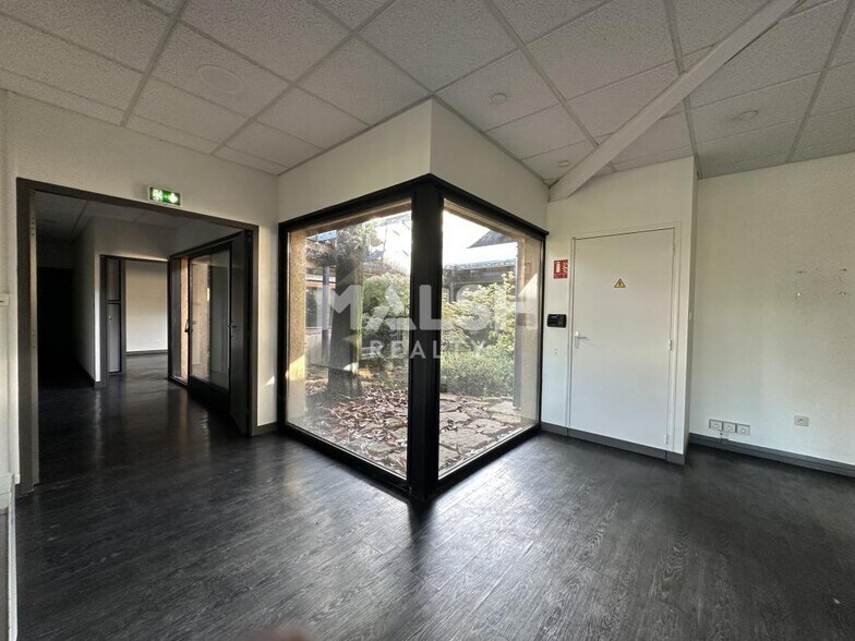 Local d'activités dans Rillieux-la-Pape à vendre - Photo du bâtiment - Image 2 de 11