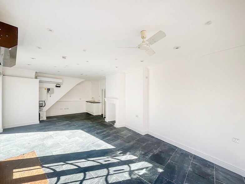 23 Downing St, Farnham à louer - Photo intérieure - Image 3 de 7