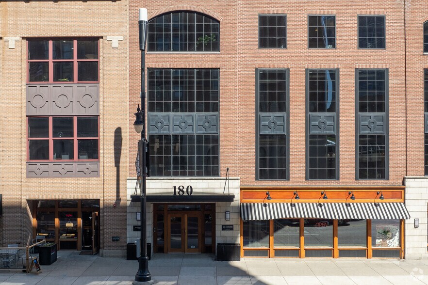 180 Monroe Ave NW, Grand Rapids, MI à louer - Photo du bâtiment - Image 2 de 4