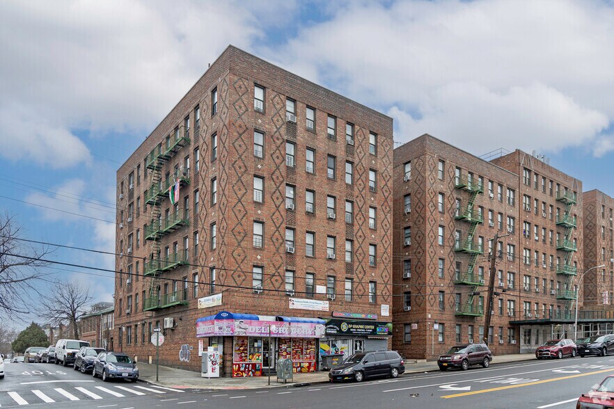 655 Burke Ave, Bronx, NY for sale - Primary Photo - Image 1 of 5