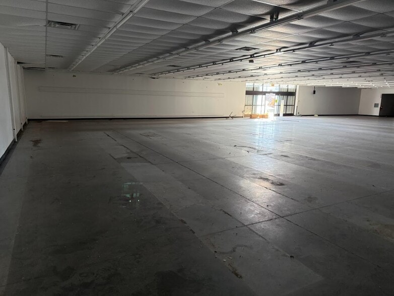 2272 Quindaro Blvd, Kansas City, KS for sale - Interior Photo - Image 2 of 5