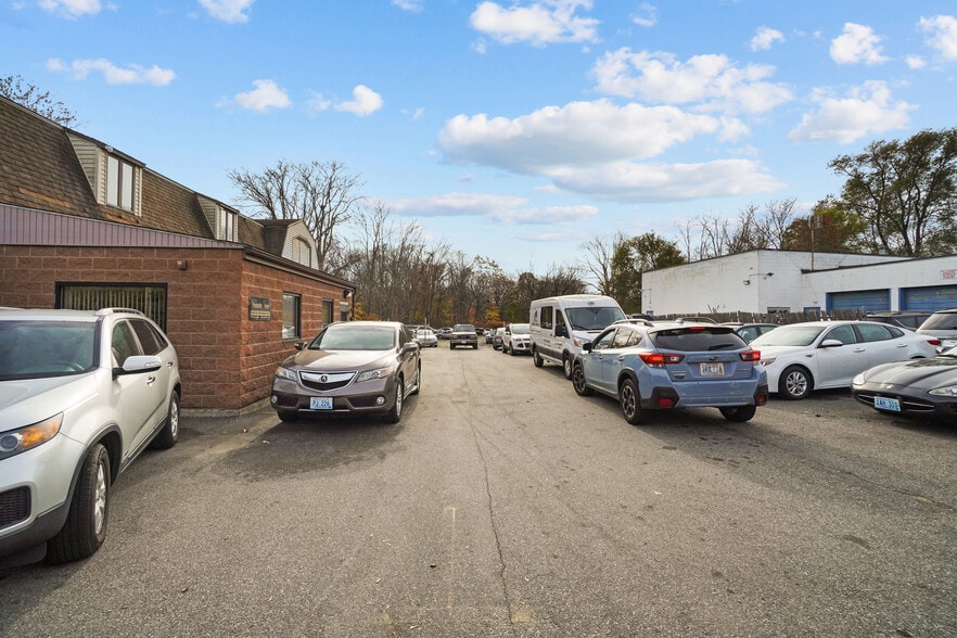 1153 Central Ave, Pawtucket, RI à vendre - Photo du bâtiment - Image 2 de 11