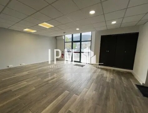Flex in Aubagne for lease Interior Photo- Image 1 of 14