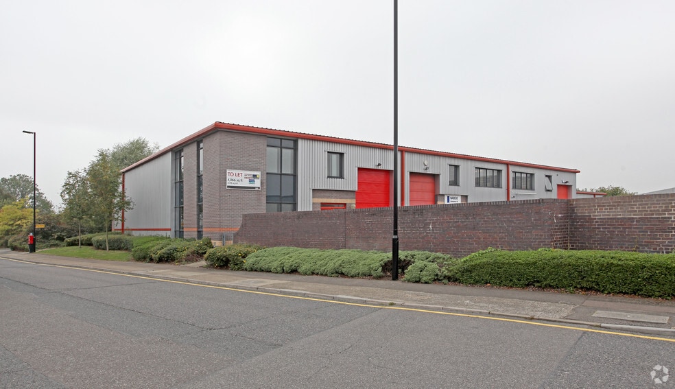 645 River Gdns, Feltham for lease - Building Photo - Image 2 of 3