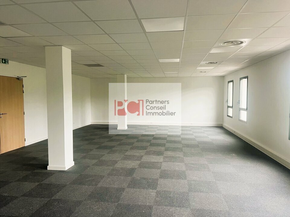Office in Nîmes for lease Interior Photo- Image 1 of 4
