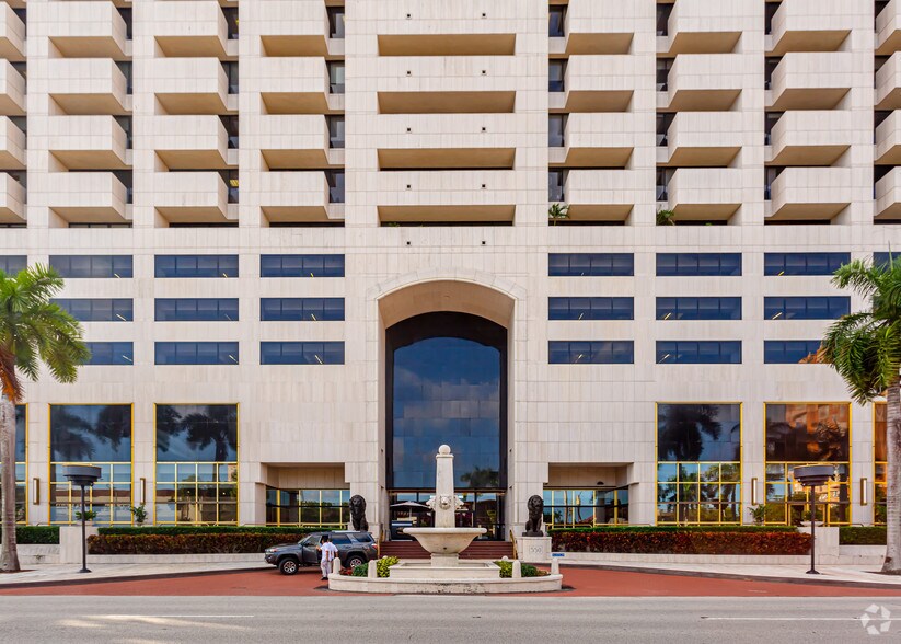 550 Biltmore Way, Coral Gables, FL à louer - Photo du bâtiment - Image 2 de 26
