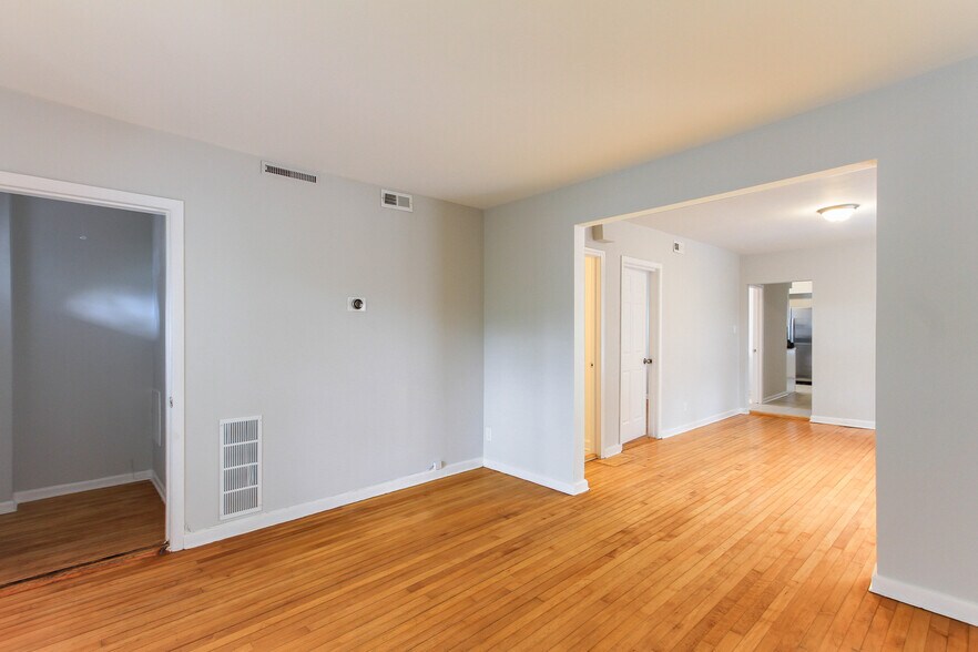 6046 W Giddings, Chicago, IL à vendre - Photo du bâtiment - Image 3 de 38