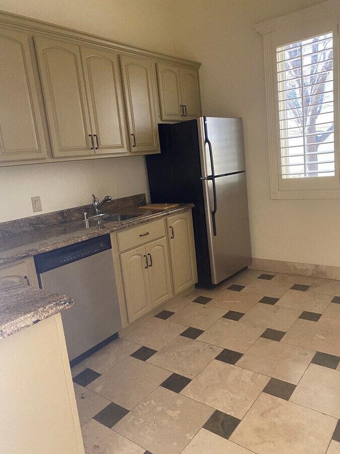 154 N Festival Dr, El Paso, TX 79912 - Unité F - - Photo intérieure - Image 1 of 9