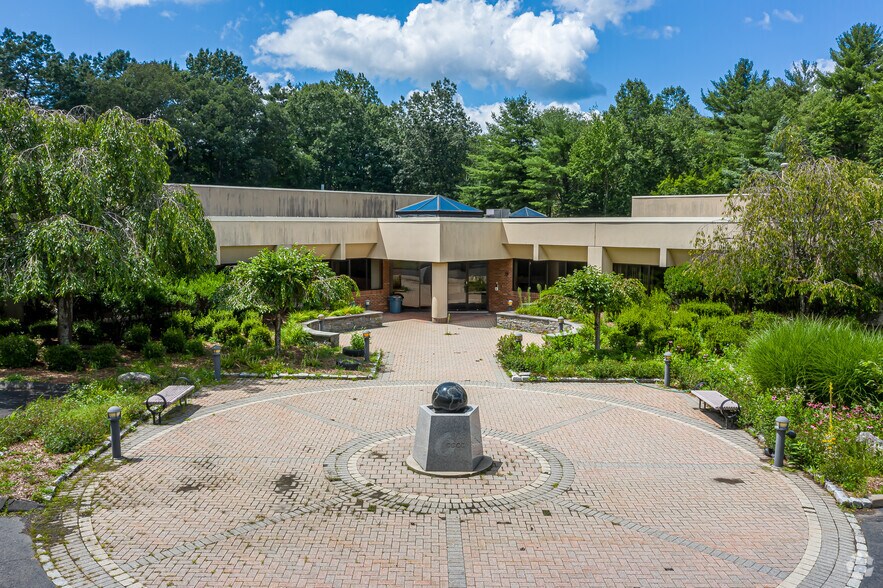 135 Darling Dr, Avon, CT à vendre - Photo principale - Image 1 de 6