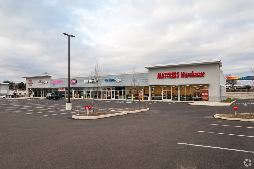 176 W Street Rd, Feasterville Trevose, PA à louer - Photo principale - Image 1 de 4