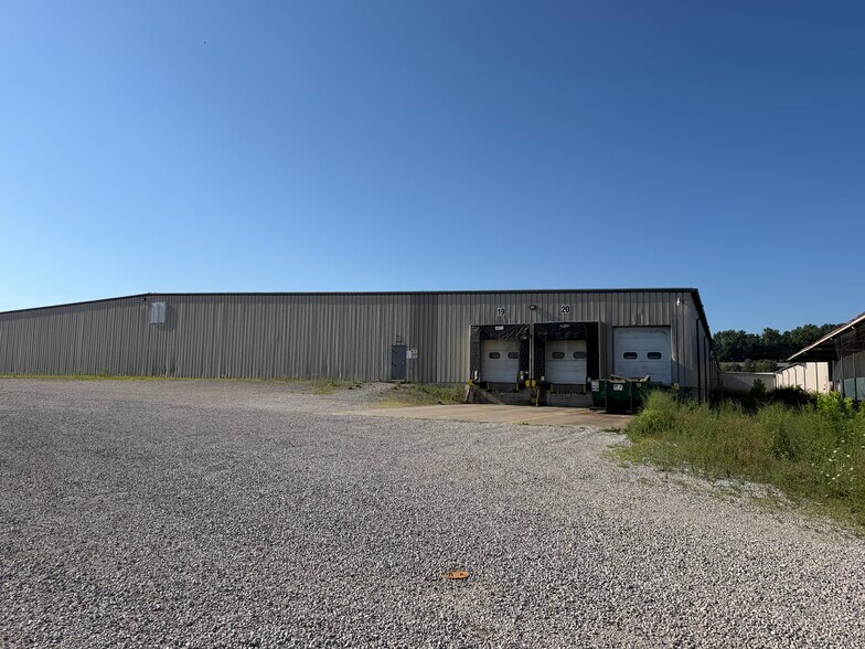 703 N Chestnut St, Huntingburg, IN à vendre - Photo du bâtiment - Image 3 de 7