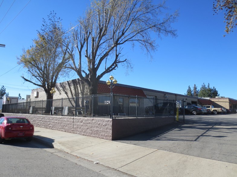 8943 Oso Ave, Chatsworth, CA à louer - Photo du bâtiment - Image 2 de 3