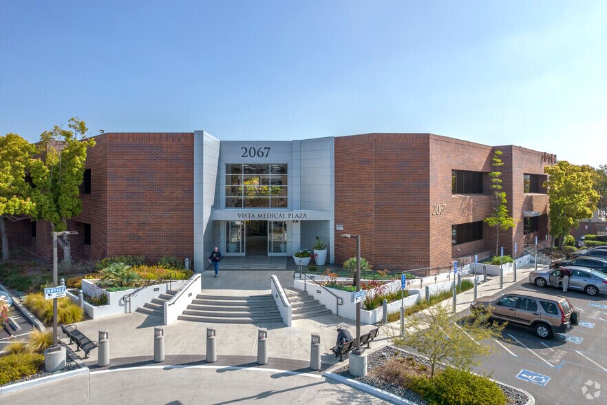 2067 W Vista Way, Vista, CA à louer - Photo du bâtiment - Image 3 de 10