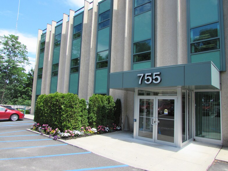 755 New York Ave, Huntington, NY à louer - Photo du bâtiment - Image 2 de 7