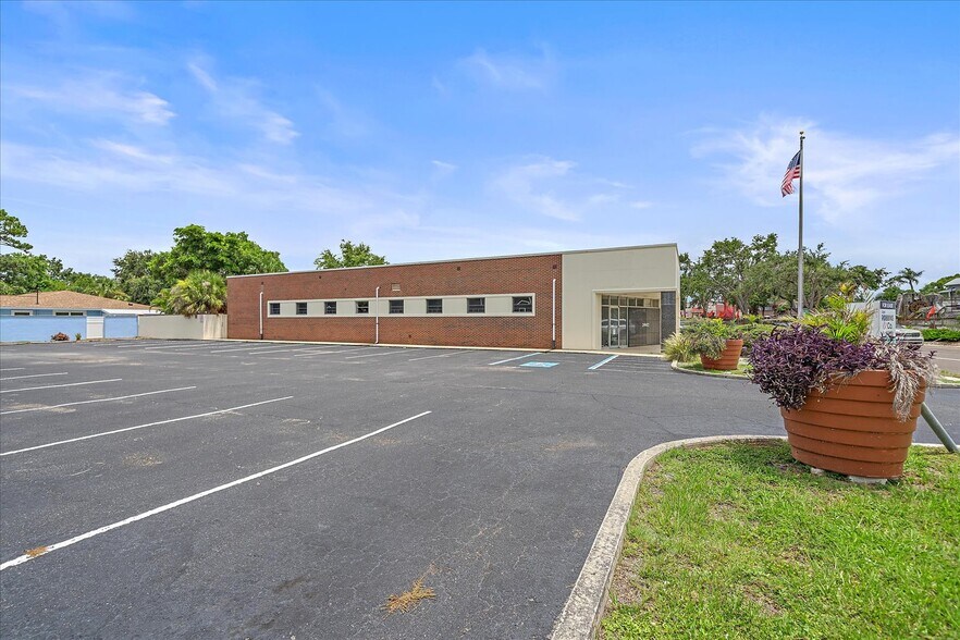 3942 N Tamiami Trl, Sarasota, FL à louer - Photo du bâtiment - Image 1 de 4