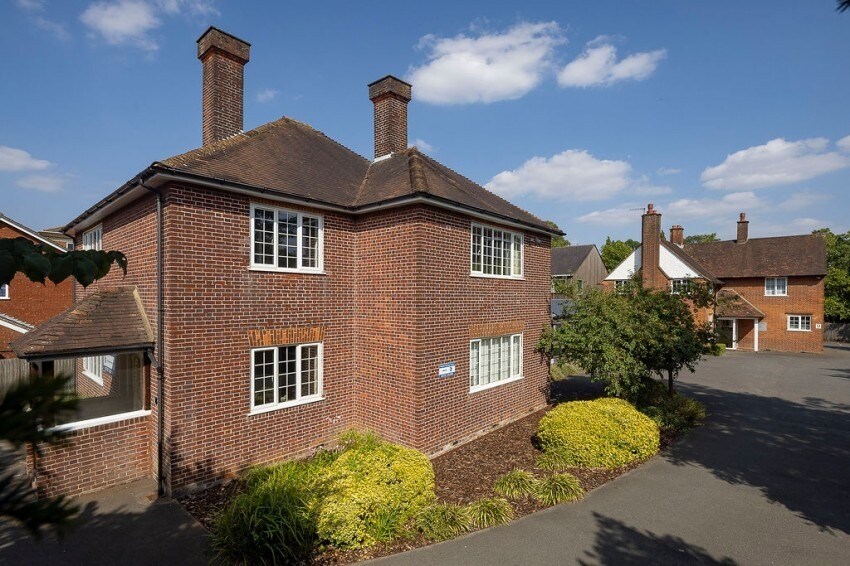 7 Castlefield Rd, Reigate à louer - Photo du bâtiment - Image 2 de 2