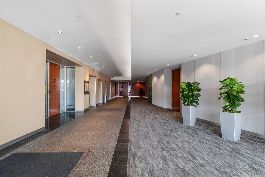 111 Corporate Office Dr, Earth City, MO for lease - Interior Photo - Image 2 of 11