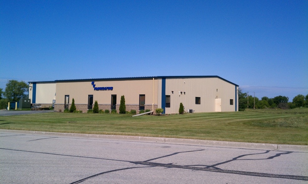 755 Tower Dr, Fredonia, WI à vendre - Photo du bâtiment - Image 1 de 3