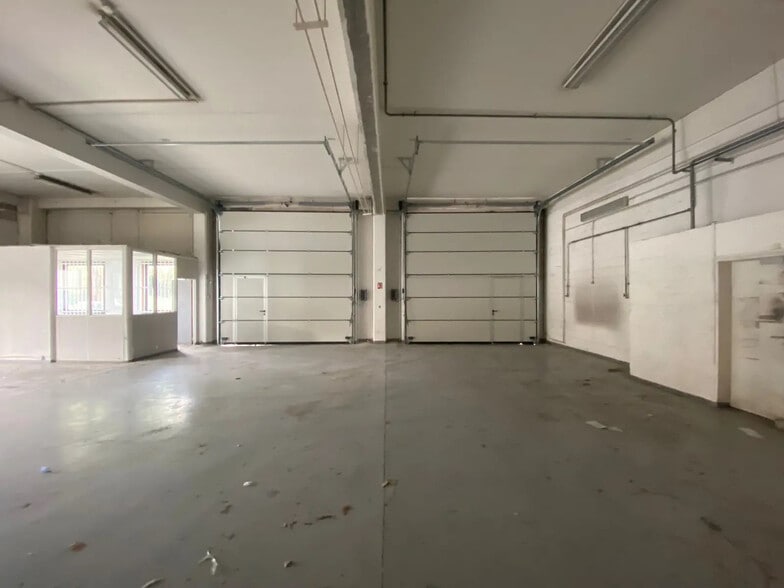 Flex in Marseille for lease - Interior Photo - Image 3 of 16