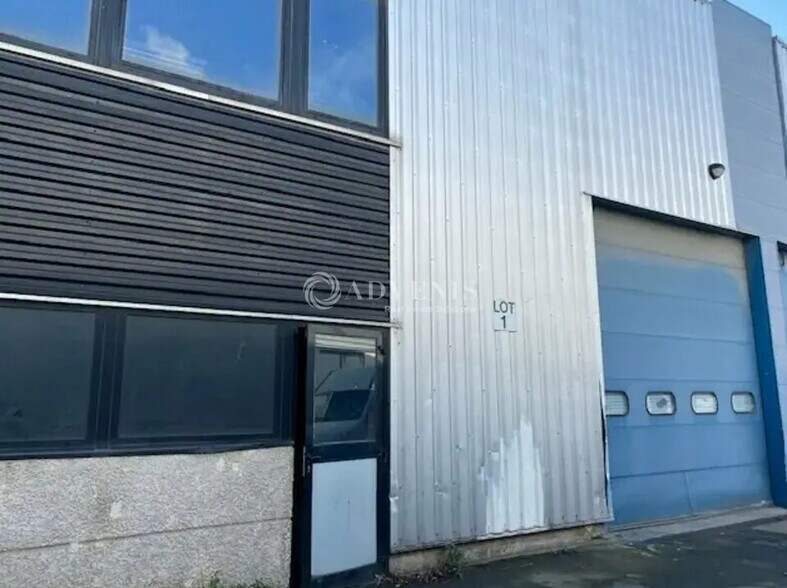 Flex in La Courneuve for lease - Building Photo - Image 1 of 10