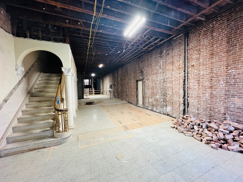 258 Atlantic St, Stamford, CT for sale - Interior Photo - Image 3 of 12