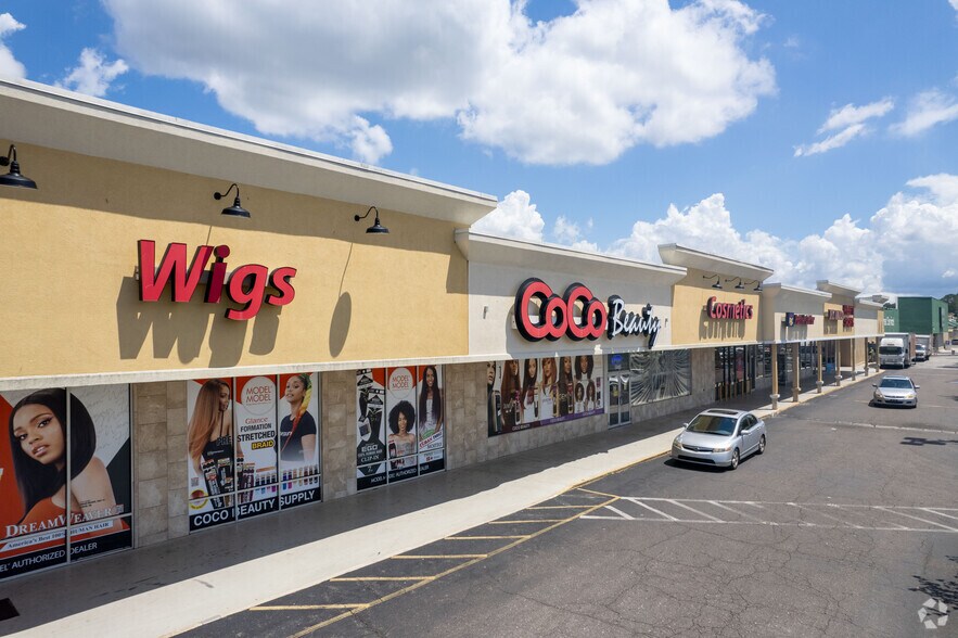 5839-5909 University Blvd W, Jacksonville, FL à louer - Photo du bâtiment - Image 2 de 8