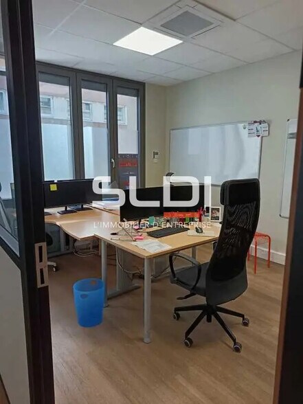 Retail in Villeurbanne for lease - Interior Photo - Image 3 of 9